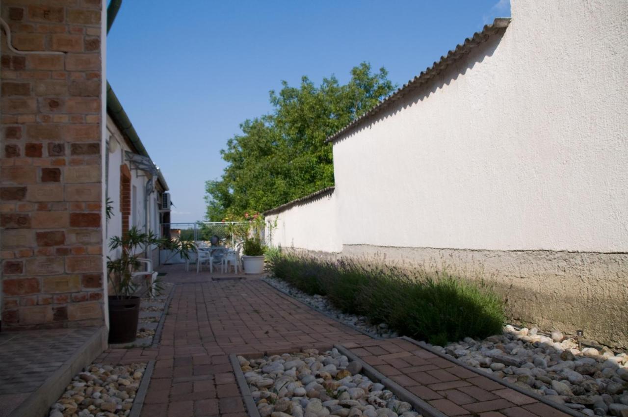 Notas Tuecsoek Vendeghaz Appartement Agyagosszergény Buitenkant foto